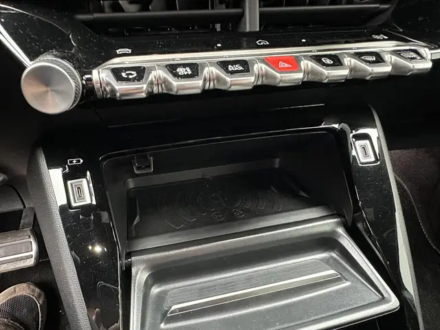 Peugeot 2008 1.2 Hybrid 145 PK GT 2025 Hybride Benzine 29