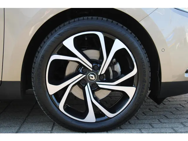 Renault Scénic 1.3 TCe Bose 2018 Benzine 32