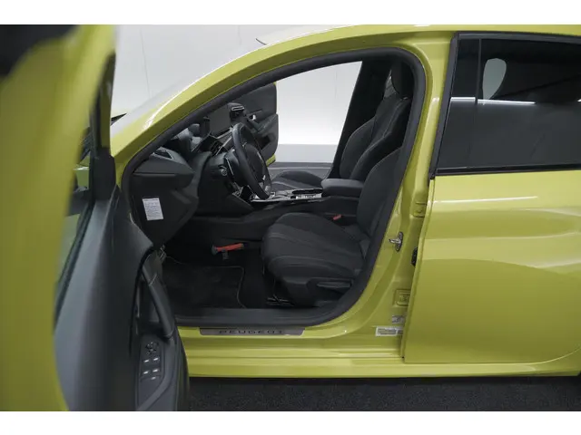 Peugeot 208 Hybrid 136 e-DCS6 GT 2024 Hybride Benzine 29