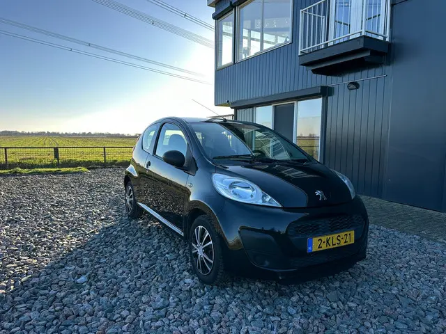 Peugeot 107 1.0 Access Accent 2013 Benzine