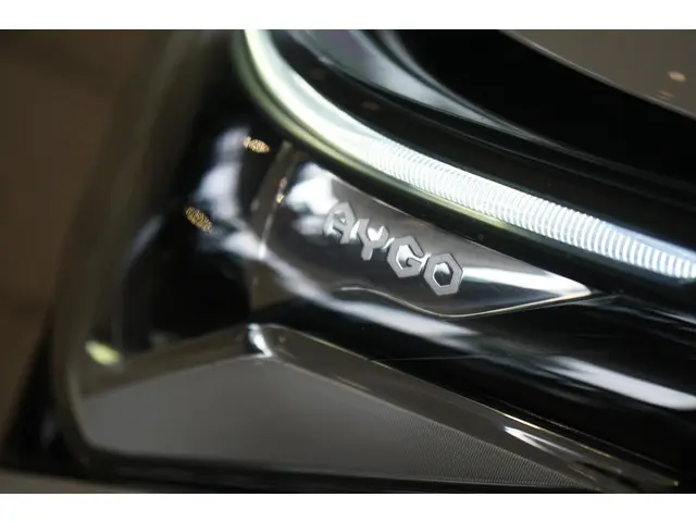 Toyota Aygo 1.0 VVT-i x-play limited 2019 Benzine 16