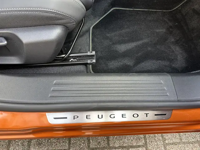 Peugeot 2008 1.2 Turbo 130 PK GT 2022 Benzine 37