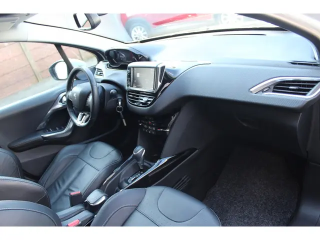 Peugeot 2008 1.2 PureTech Allure Carplay 2018 Benzine 12