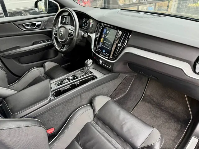 Volvo S60 2.0 T5 R-Design 2019 Benzine 14