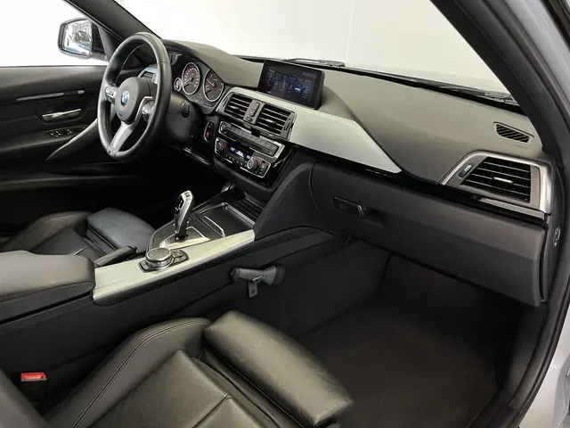 BMW 3 Serie Touring 320i M-sport 2017 Benzine 11