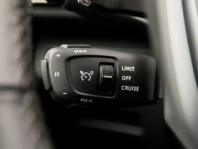 Peugeot 3008 1.2 PureTech Allure Sport 2021 Benzine 23