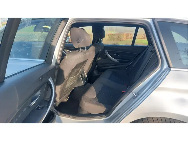 BMW 3 Serie Touring 318i Executive 2018 Benzine 11