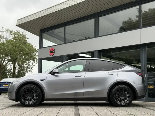 Tesla Model Y 3