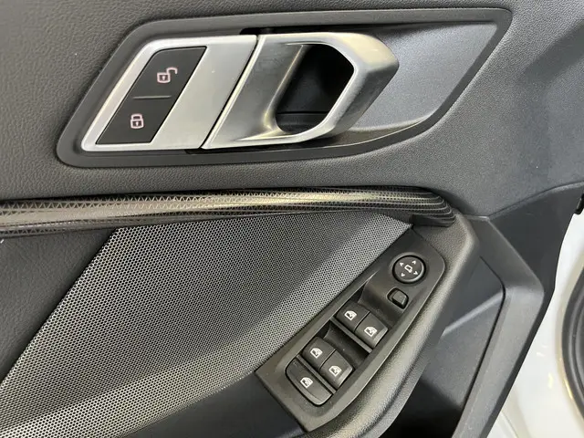 BMW 1 Serie 118i Sport Line 2021 Benzine 37