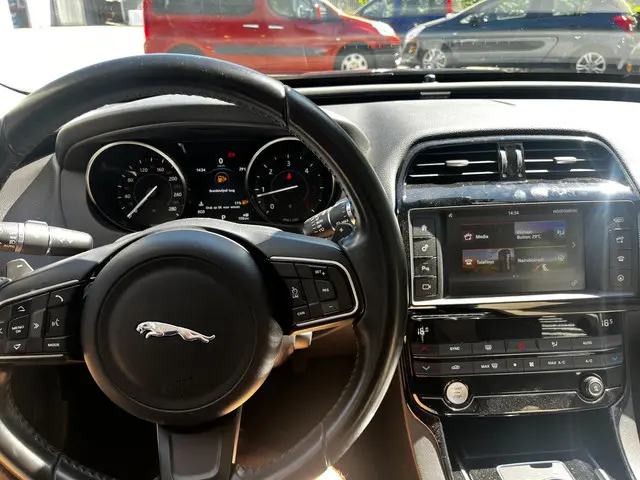 Jaguar XE 2.0 D Pure 2018 Diesel 13