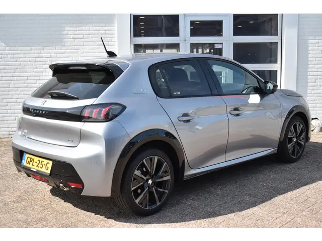 Peugeot 208 PureTech 100 EAT8 GT 2023 Benzine 3