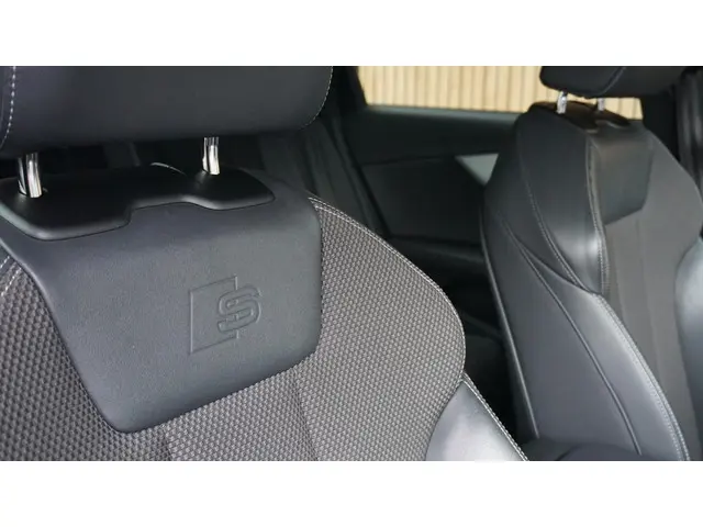 Audi A4 Avant 35 TFSI 150pk 2x S-Line 2022 Benzine 42