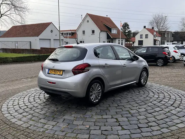 Peugeot 208 1.2 PureTech Allure 2018 Benzine 4