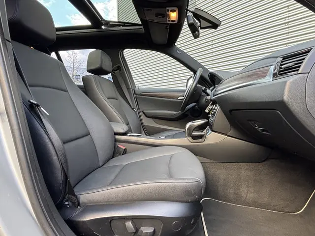 BMW X1 xDrive28i High Executive 2015 Benzine 7