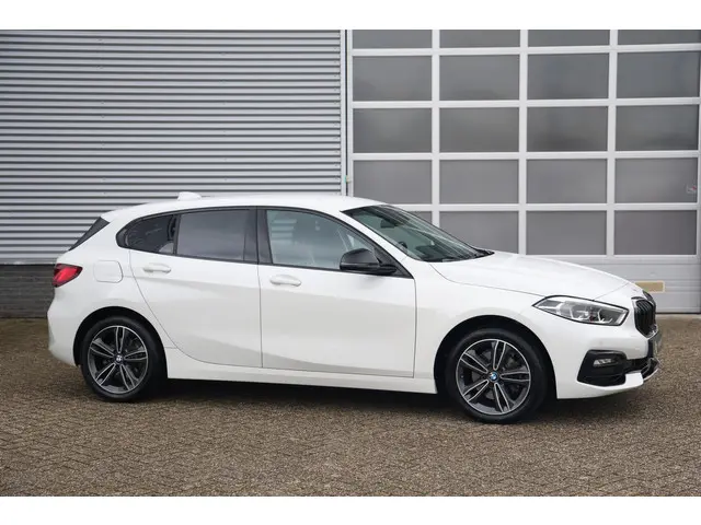 BMW 1 Serie 118i Executive Sportline Aut. 2021 Benzine 17