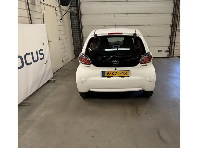 Toyota Aygo 1.0 VVT-i Now 2013 Benzine 8