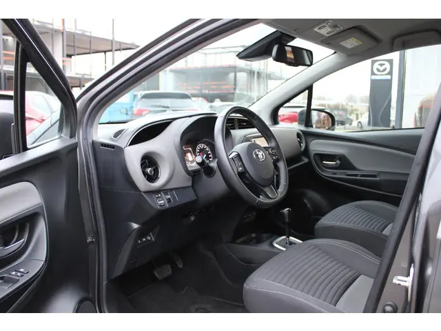 Toyota Yaris 1.5 Hybrid Dynamic 2018 Hybride Benzine 12