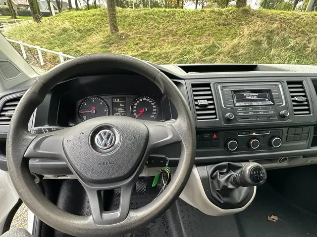 Volkswagen Transporter 2.0 TDI L2H1 DC 2018 Diesel 20
