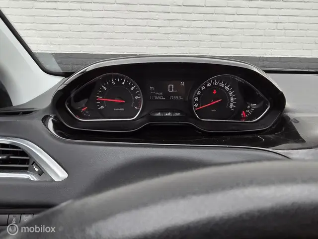 Peugeot 208 1.2 PureTech Style - Automaat - Nap - 2015 Benzine 9