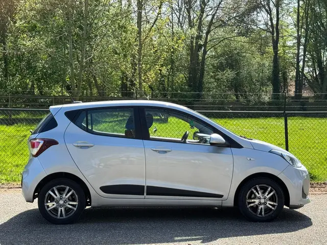 Hyundai i10 1.0i Comfort /Navi/Cruise/Airco/ 2019 Benzine 2