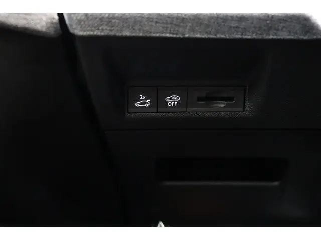 Peugeot e-3008 GT 73 kWh 2024 Elektrisch 32