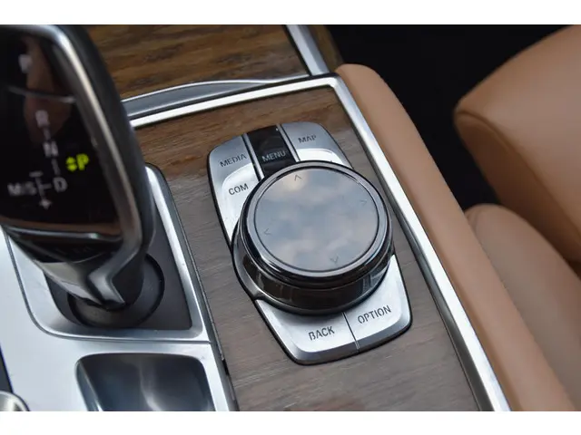 BMW 7 Serie 740Li High Executive 2015 Benzine 44