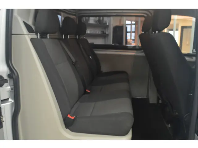 Volkswagen Transporter 2.0 TDI L2H1 DC 2017 Diesel 17
