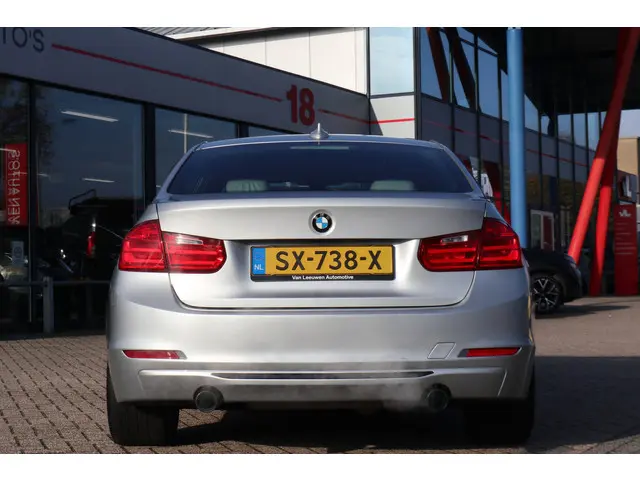 BMW 3 Serie 335i High Executive 2012 Benzine 13