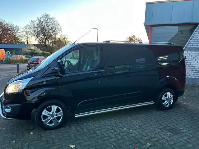 Ford Transit Custom 290 2.0 TDCI L2H1 Limited 2017 Diesel 4