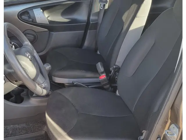 Toyota Aygo 1.0 VVT-i Now 2013 Benzine 10