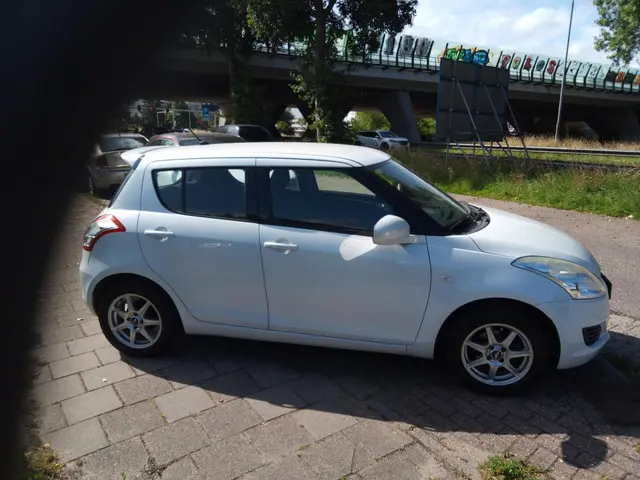 Suzuki Swift 1.2 Bandit EASSS 2013 Benzine 2