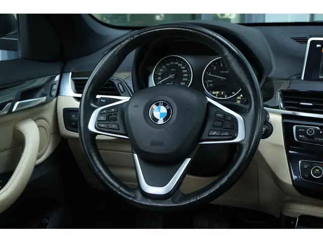 BMW X1 xDrive20i High Executive 2018 Benzine 16