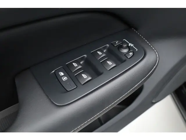 Volvo V60 T8 Recharge Ultra Dark 2025 Hybride Benzine 8