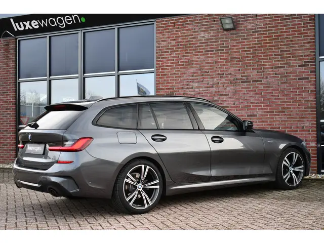 BMW 3 Serie Touring 320i M-Sport 2020 Benzine 32