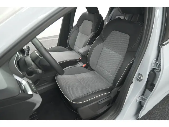 Renault Clio TCe 90 GPF techno 2025 Benzine 28