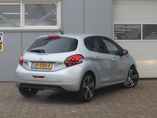 Peugeot 208 1.2 PureTech GT-line Automaat 2018 Benzine 2