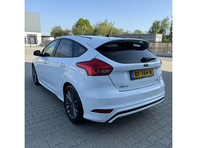 Ford Focus 1.0 ST-Line | PDC | Sport Uitvoering ! 2016 Benzine 3