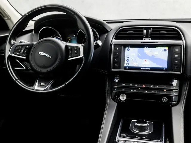Jaguar F-PACE 2.0 Portfolio R-Sport AWD 20d 2017 Diesel 7