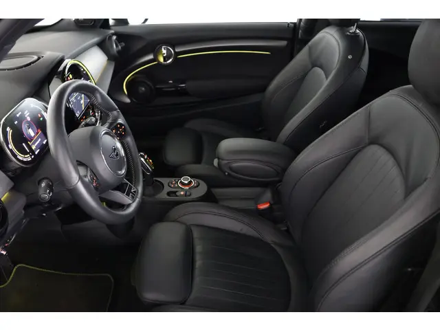 MINI Electric Cooper MINI Yours 33 kWh 2023 Elektrisch 3