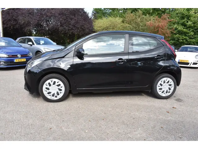Toyota Aygo 1.0 VVT-i x-play 2020 Benzine 7