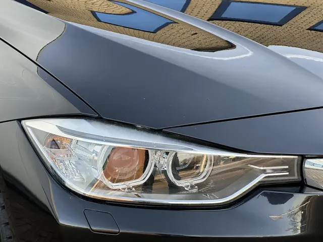 BMW 3 Serie 320i Executive 2013 Benzine 21