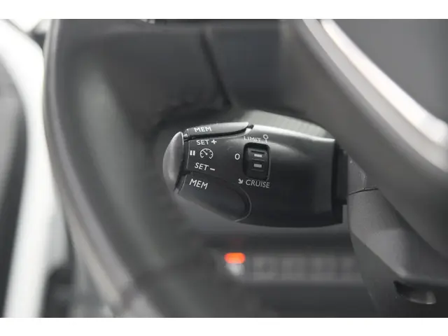 Peugeot 2008 PureTech 102 Allure Pack 2023 Benzine 45