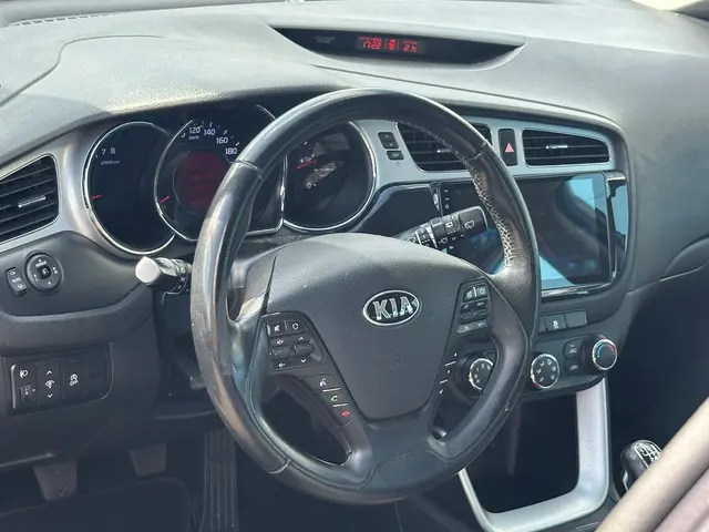 Kia cee'd 1.6 GDI Comfort Pack NAVI TREKHAAK 2012 Benzine 6