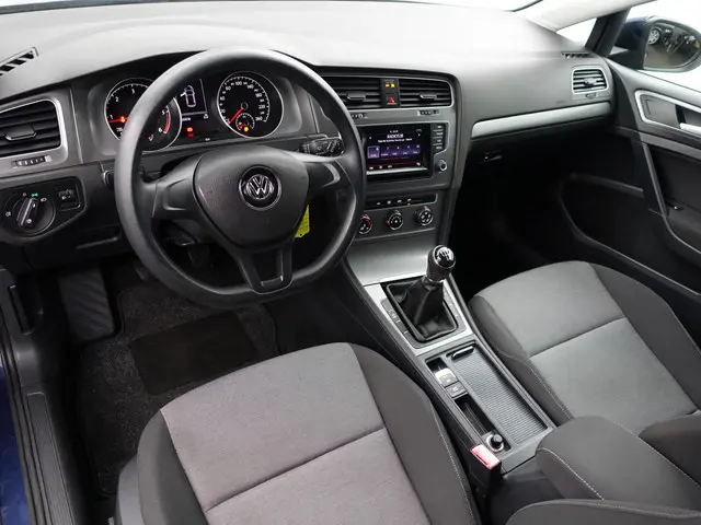 Volkswagen Golf 1.6 TDI Comfortline- 2013 Diesel 2