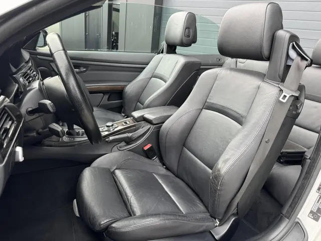 BMW 3 Serie Cabrio 325i High Executive 2012 Benzine 11