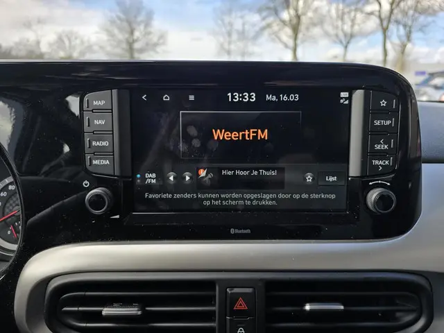 Hyundai i10 1.0 Premium 1e eig/NL-auto 2022 Benzine 18