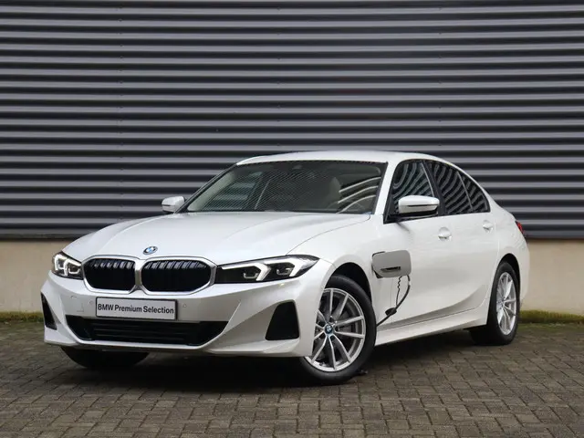 BMW 3 Serie Sedan 330e 2023 Hybride Benzine 36