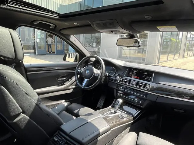 BMW 5 Serie Touring 520i High Executive 2015 Benzine 4