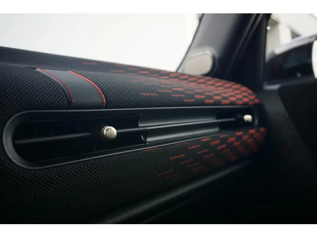 MINI 5-Deurs Cooper 2025 Benzine 18