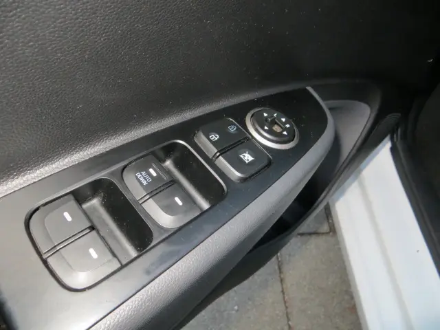 Hyundai i10 1.0i Comfort rijdbare schade !!! 2018 Benzine 9